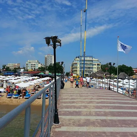 Menada Midia סאני ביץ'